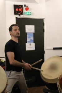 Tulga Yesilaltay lors d'une répétition de taiko