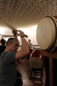 Nhat Huy, un membre de Paris Taiko Ensemble lors d'une répétition
