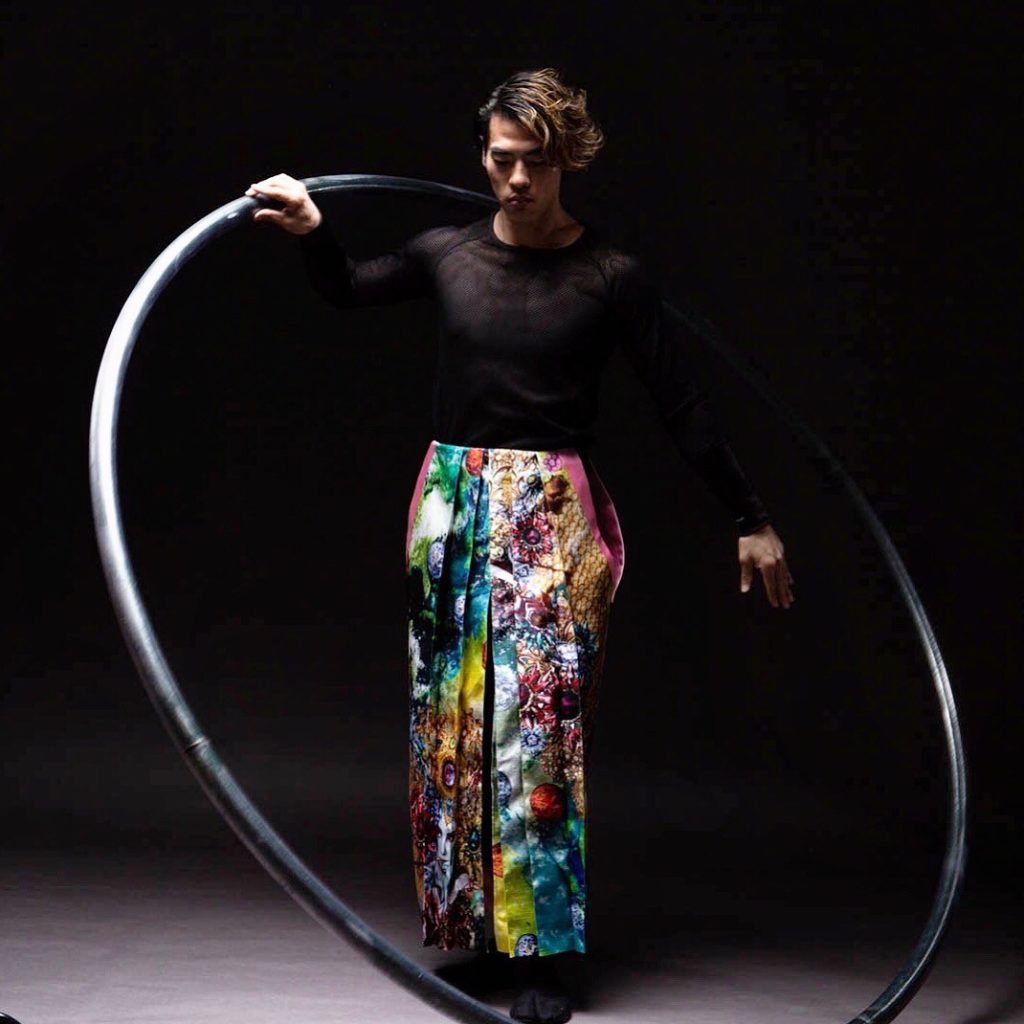 Shadai Wakuta à la roue Cyr de la troupe KOOYA