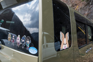 Les personnages de Yuru Camp, sur les vitres d'une voiture au lac Motosu On retrouve Yuru camp jusque dans les temple de la région ©Pascal VOGLIMACCI