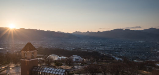 Le soleil se lève sur Yamanashi et les dômes du Fruit Park.