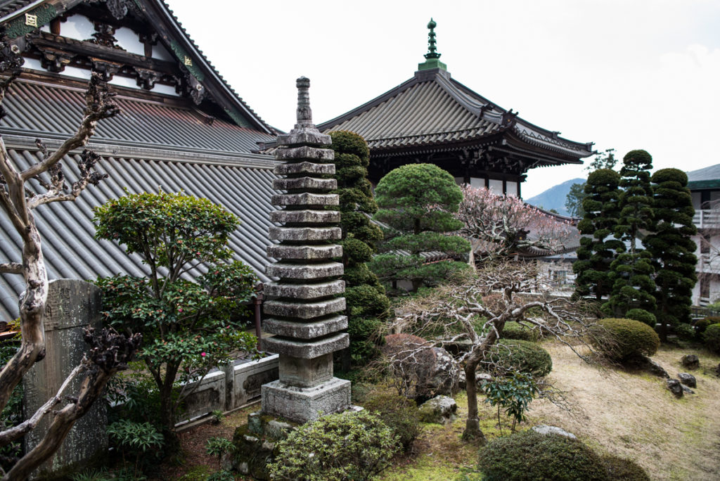 Dans l'enceinte du Kuonji. Crédits photo : Pascal Voglimacci ©journaldujapon.com – Tous droits réservés.