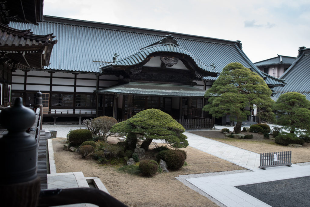 Dans l'enceinte du Kuonji. Crédits photo : Pascal Voglimacci ©journaldujapon.com – Tous droits réservés.