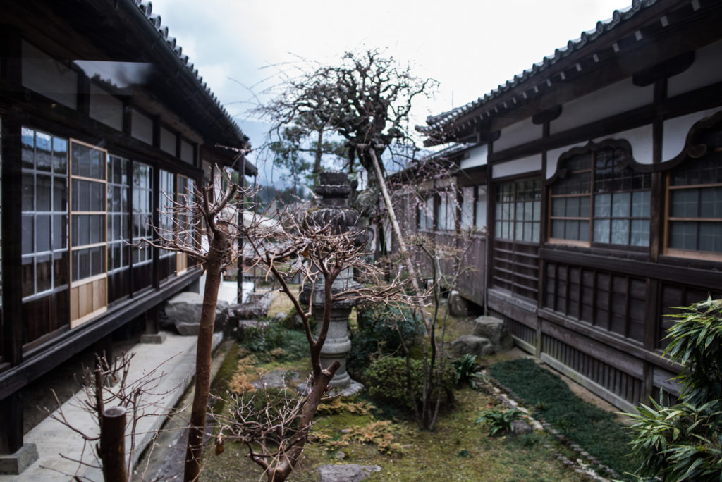 Dans l'enceinte du Kuonji. Crédits photo : Pascal Voglimacci ©journaldujapon.com – Tous droits réservés.
