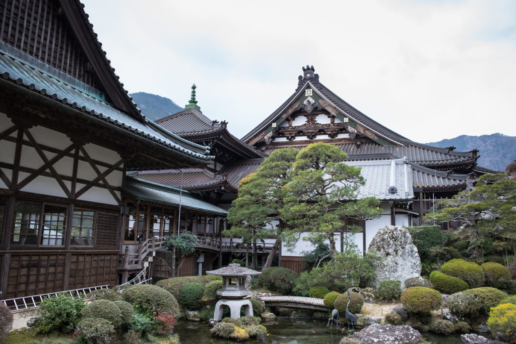 Dans l'enceinte du Kuonji. Crédits photo : Pascal Voglimacci ©journaldujapon.com – Tous droits réservés.
