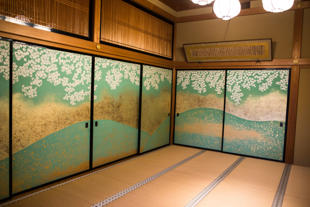 Des pièces magnifiquement décorées dans le Kuonji. Crédits photo : Pascal Voglimacci ©journaldujapon.com – Tous droits réservés.