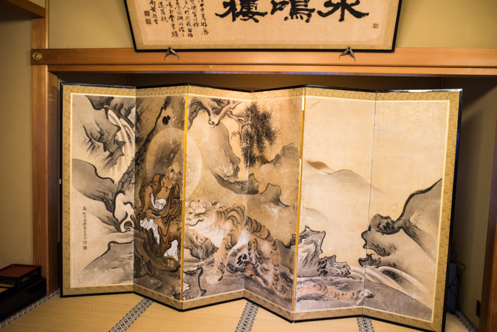 Des pièces magnifiquement décorées dans le Kuonji. Crédits photo : Pascal Voglimacci ©journaldujapon.com – Tous droits réservés.