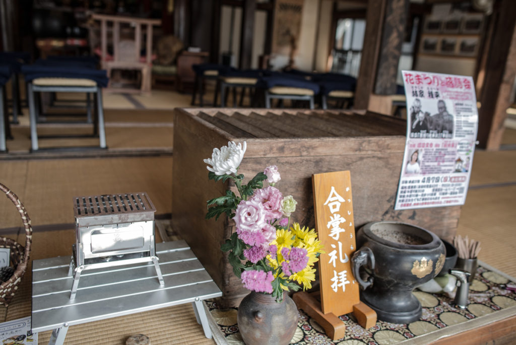 Au Jokoin, à côté de l'autel classique, un autre improvisé à partir d'un barbecue portatif, référence à la série. Crédits photo : Pascal Voglimacci ©journaldujapon.com – Tous droits réservés.