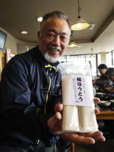 Le patron du camping nous présente les nouilles Hôtô