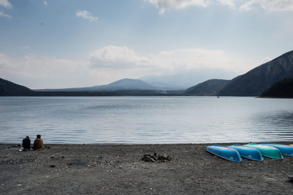 Le lac Motosu et ses canoës. Crédits photo : Pascal Voglimacci ©journaldujapon.com – Tous droits réservés.