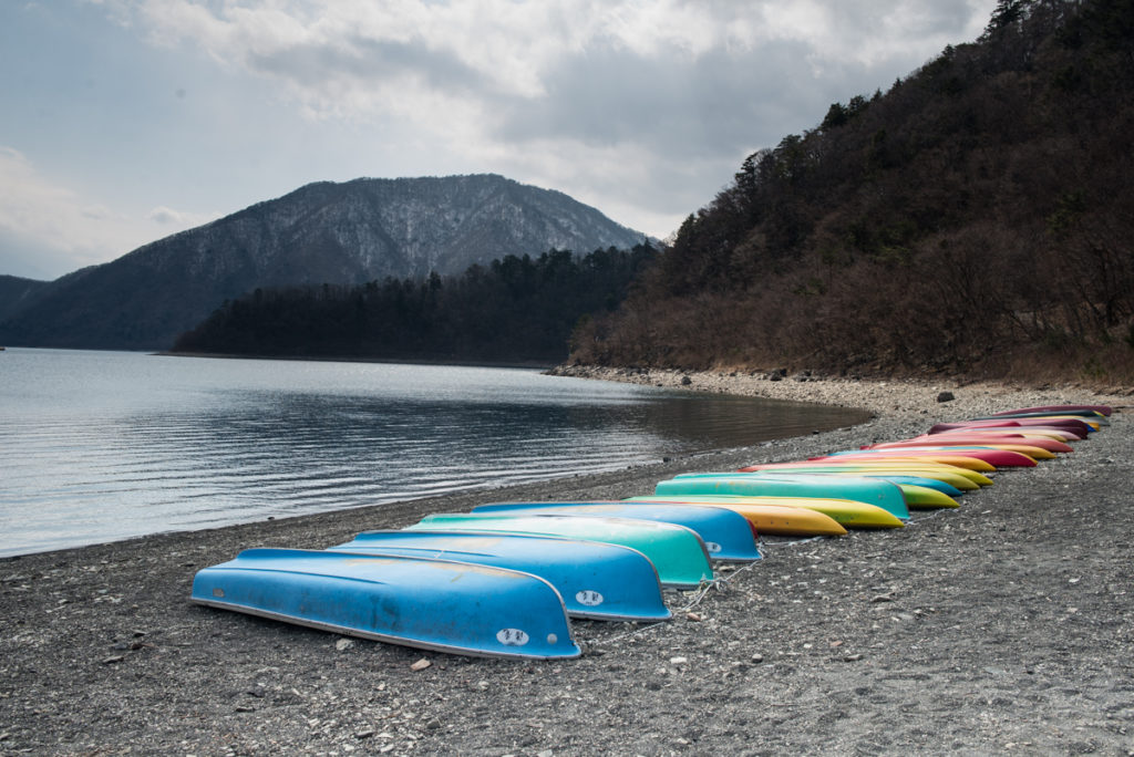 Le lac Motosu et ses canoës. Crédits photo : Pascal Voglimacci ©journaldujapon.com – Tous droits réservés.
