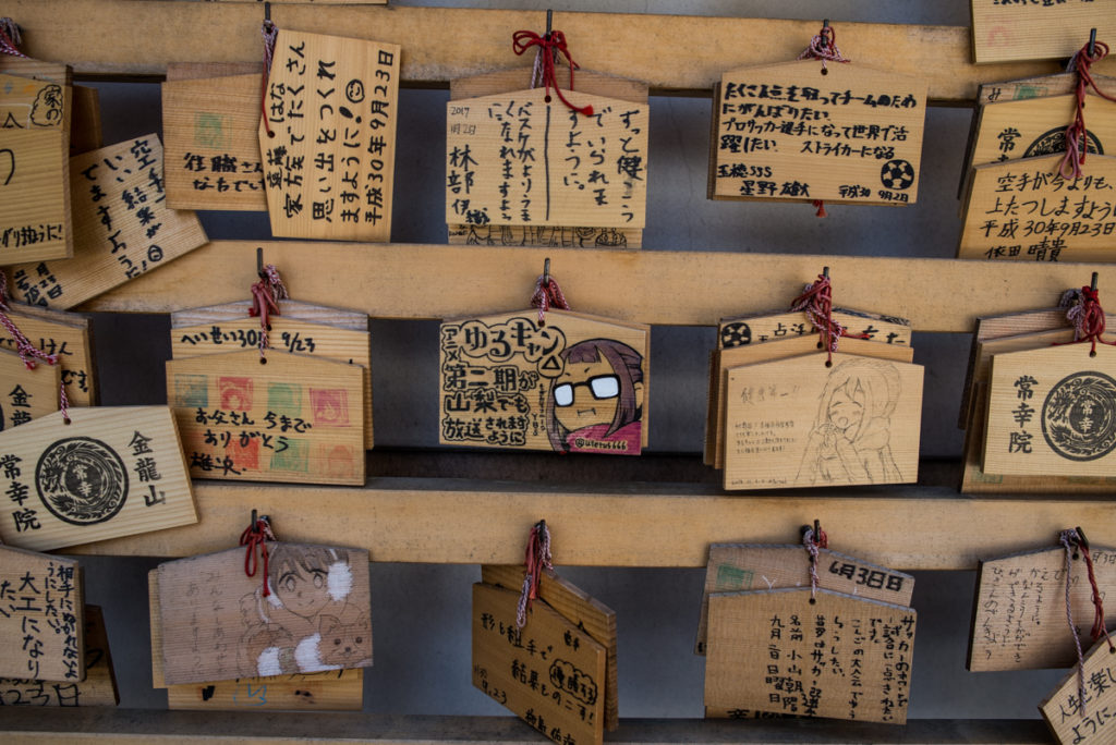 Les plaquettes votives du Jokoin, souvent décorées aux couleurs de Yuru Camp. Crédits photo : Pascal Voglimacci ©journaldujapon.com – Tous droits réservés.