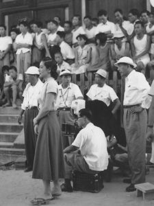 Photo du tournage de Voyage à Tokyo avec l'actrice Setsuko Hara et Ozu debout derrière la caméra.