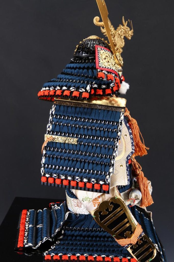 Poupée Armure Samouraï - Vue du côté droit