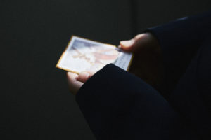 Une image pieuse donnée à Yura par le directeur de l'école ©Eurozoom