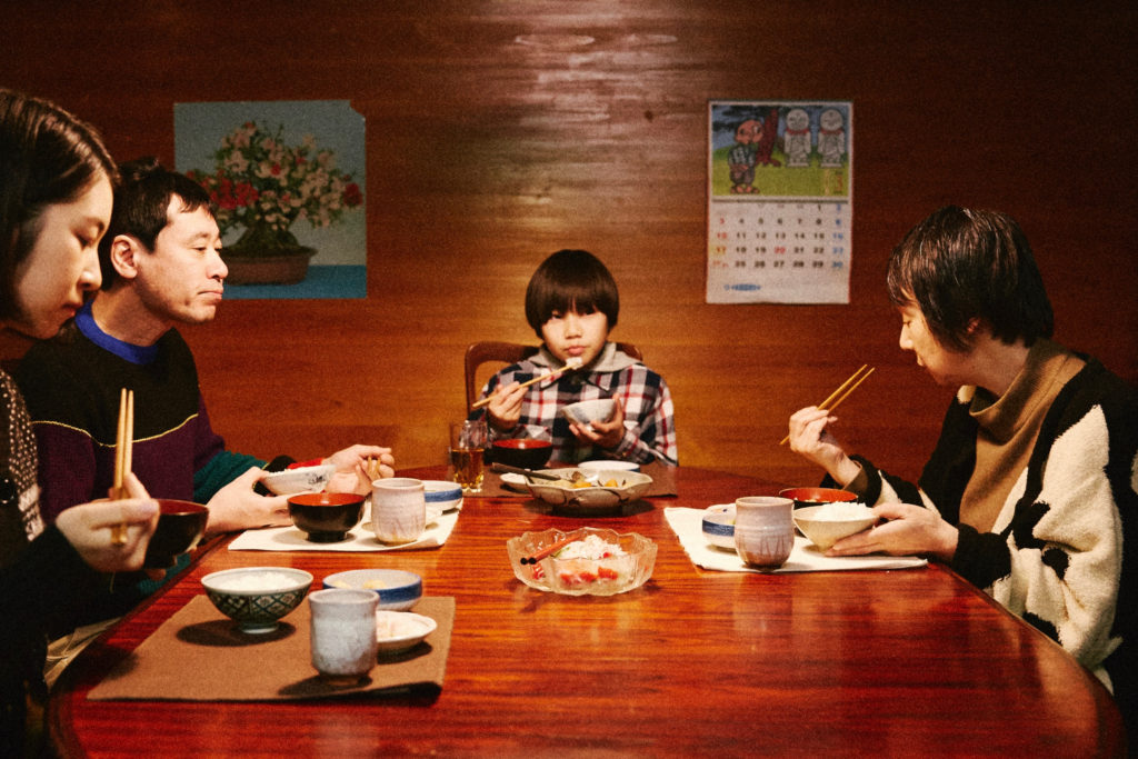 Les repas, moments en famille pour Yura ©Eurozoom