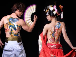 Photo de deux membres de la troupe Kooya