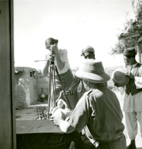 Photographie de Marie Hackin filmant son mari Joseph à Begram (Afghanistan) en 1937