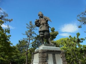 Statue de Nobunaga Oda dans le parc du château de Kiyosu (Wikimedia Commons)
