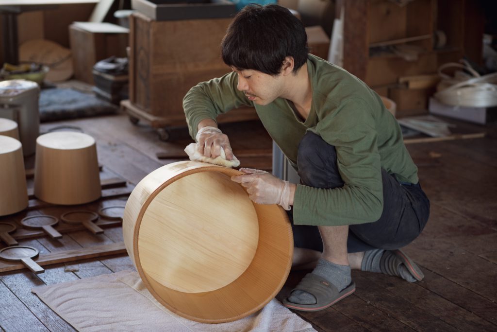 Finalisation d'un objet avec l'urushi ou laque japonaise ©80JoursJapon