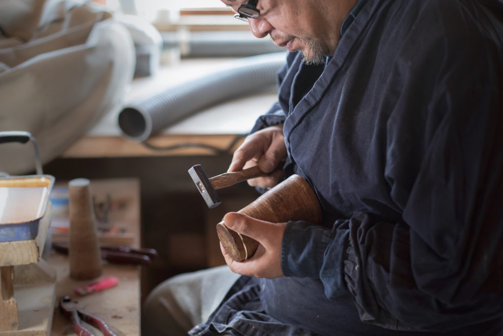 Nakagawa-san, artisan ébéniste réputé, à l'oeuvre ©80JoursJapon