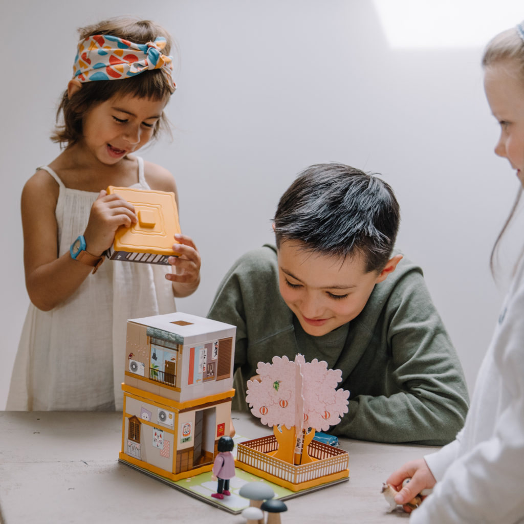 Des enfants en pleine découverte de la sakura dori chez fabulabox