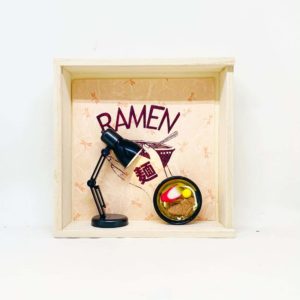 vitrine ramen créée par Juliette avec sérigraphie de Le studion bon (photo fournie par Juliette)
