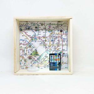 vitrine créée par Juliette, vending machine et plan de métro (photo fournie par Juliette)