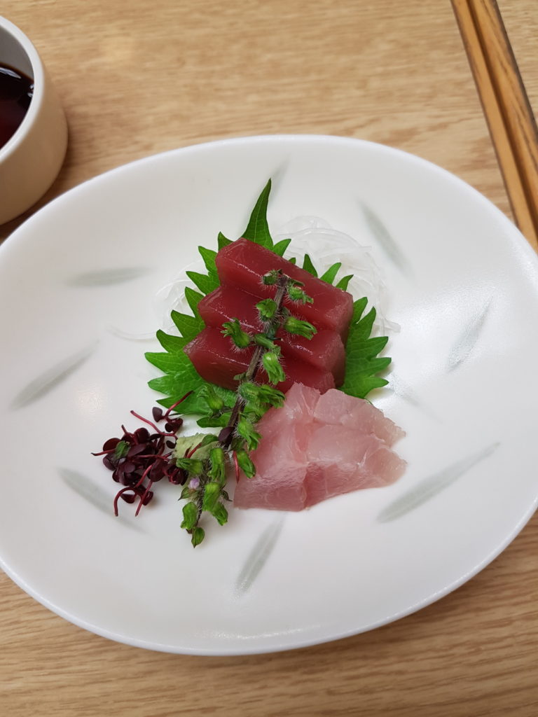 Ao shiso et poisson cru