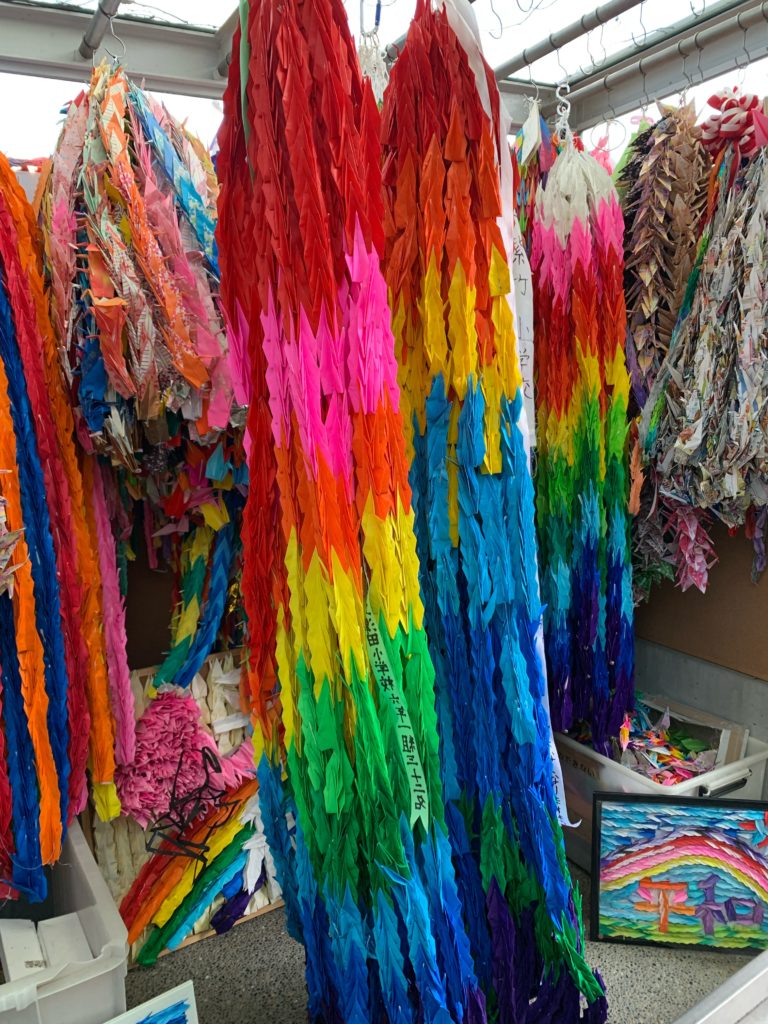 Grues en origami, Monument de la paix des enfants, Hiroshima 1