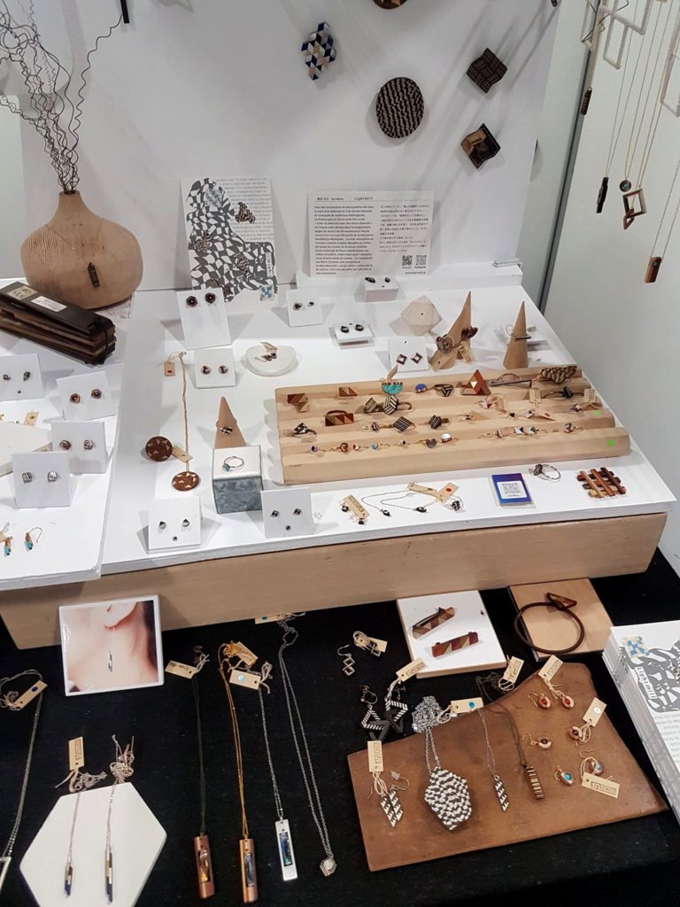 Stand de Lightmill, accessoires en marqueterie à Japan Expo 2022 - Pavillon Wabi Sabi ©Photo de David Maingot pour Journal du Japon