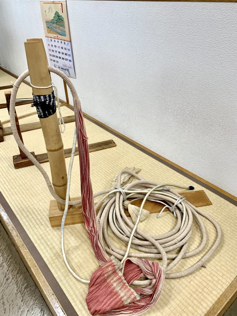 Matériel pour arashi shibori, Arimatsu, musée du Shibori