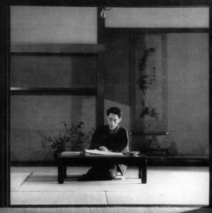 Kawabata au travail dans sa maison de Nagatani, à Kamakura en 1946
