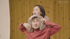 Teru qui tient la tête de Kô entre ses bras et lui qui se débat