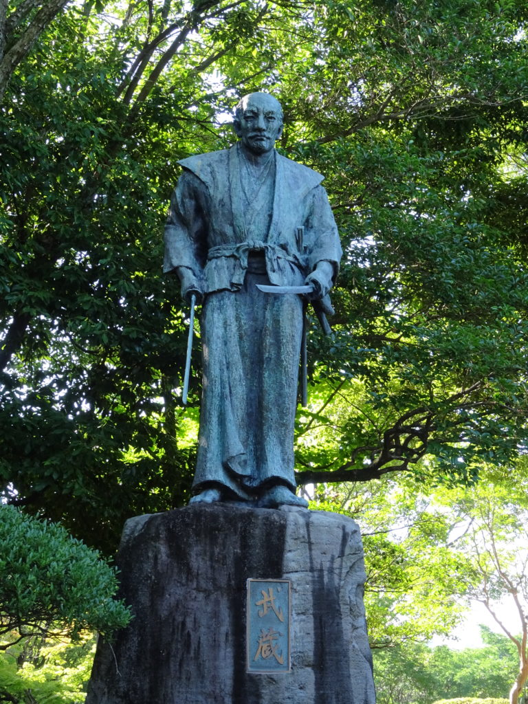 Statue en bronze de Musashi dans le parc Musashi-zuka
