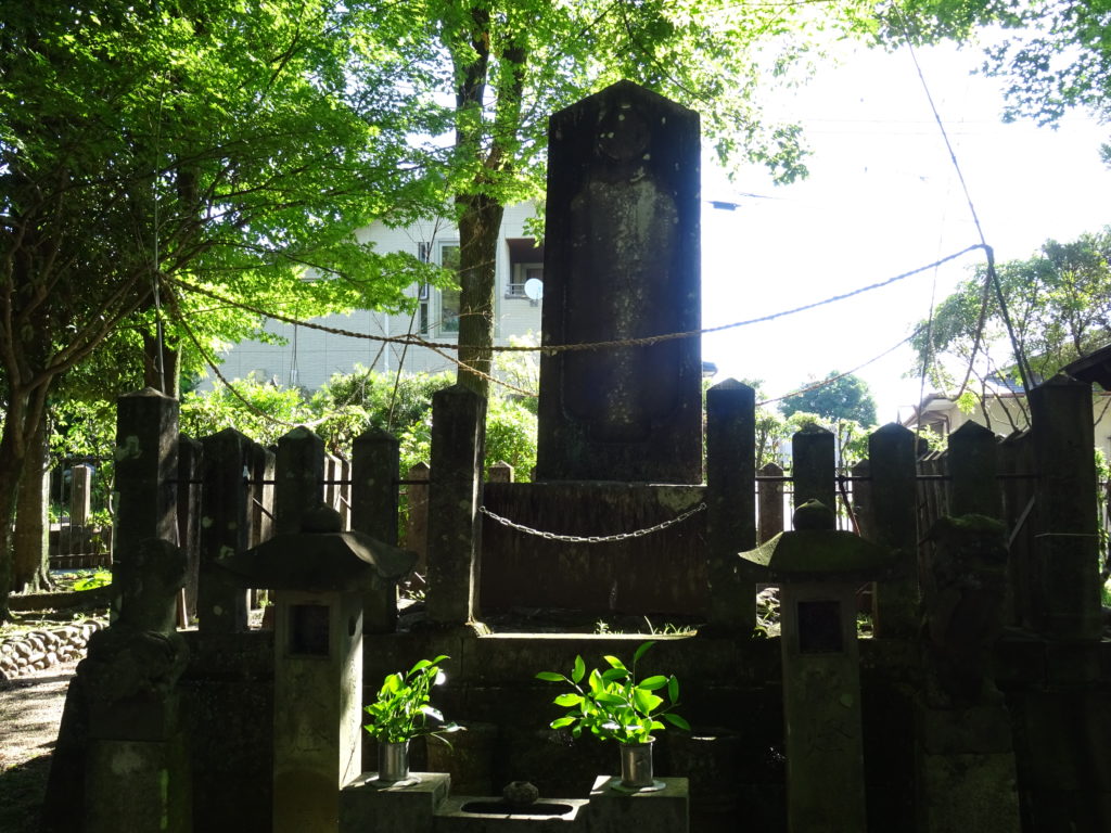 Vue sur la tombe de Musashi.