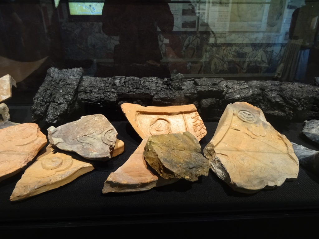 Vestiges (tuiles) du château.