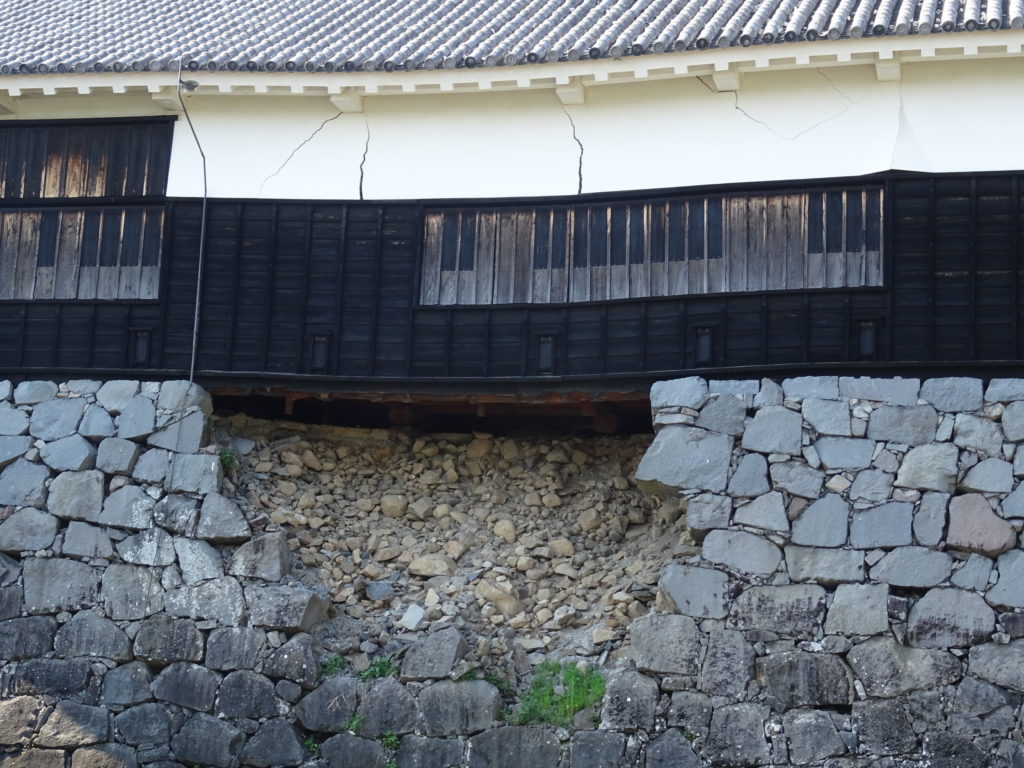 Mur de soutien écroulé après le séisme.