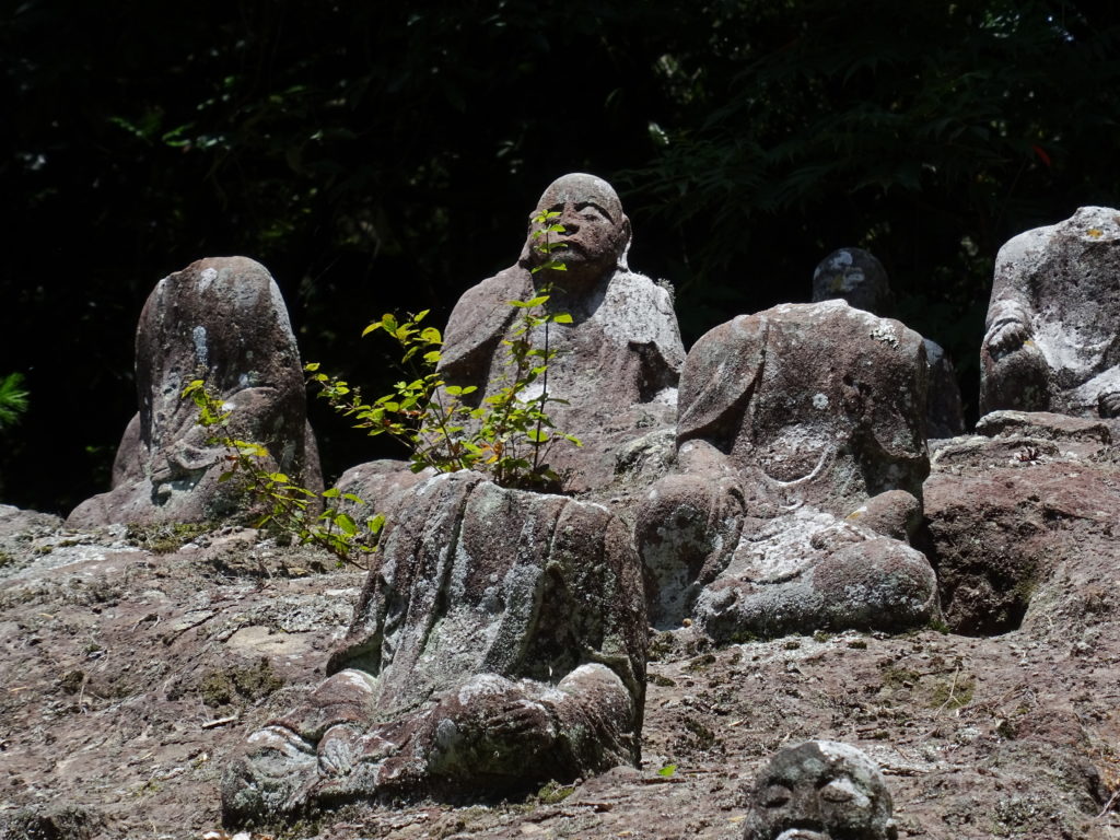 Statues de pierre du Reigandô.