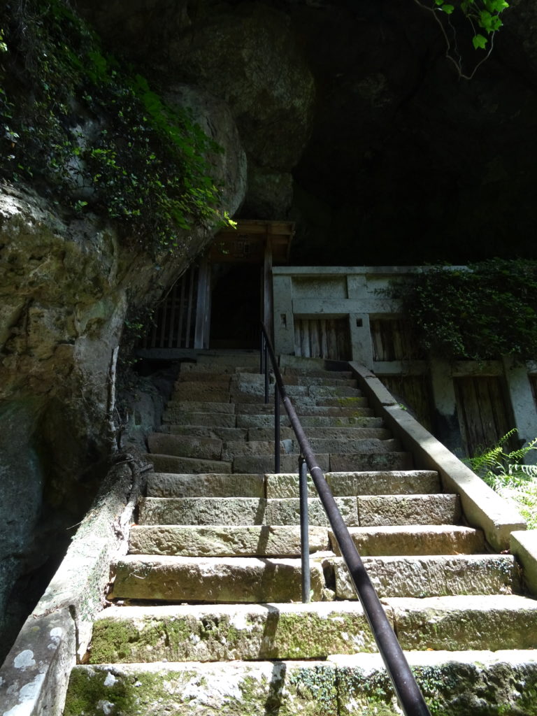 Escalier menant à la grotte.