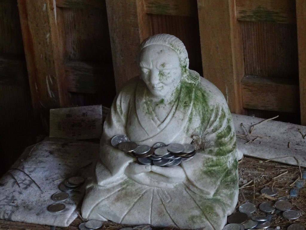 Petite statue de Musashi présente dans la grotte.