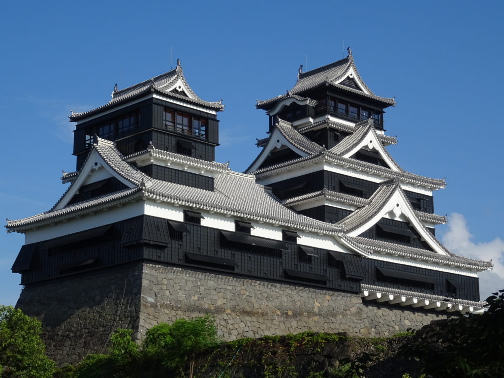 Le château sur fond de ciel bleu.