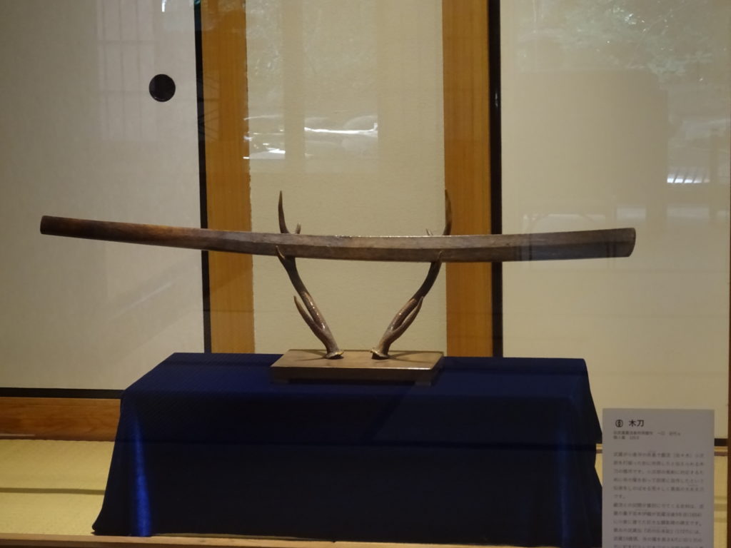 Bokken (sabre en bois) présenté sur deux bois de cerfs