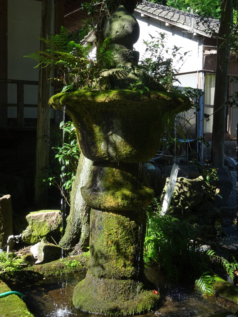 Lanterne de pierre moussue.