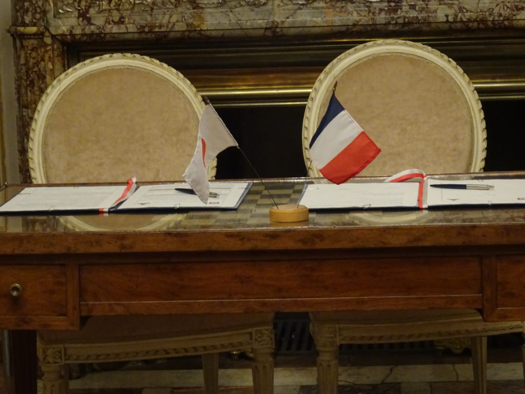 Table où sont signés les accords, avec drapeaux français et japonais
