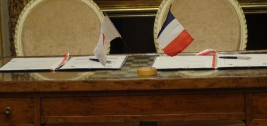 Table où sont signés les accords, avec drapeaux français et japonais