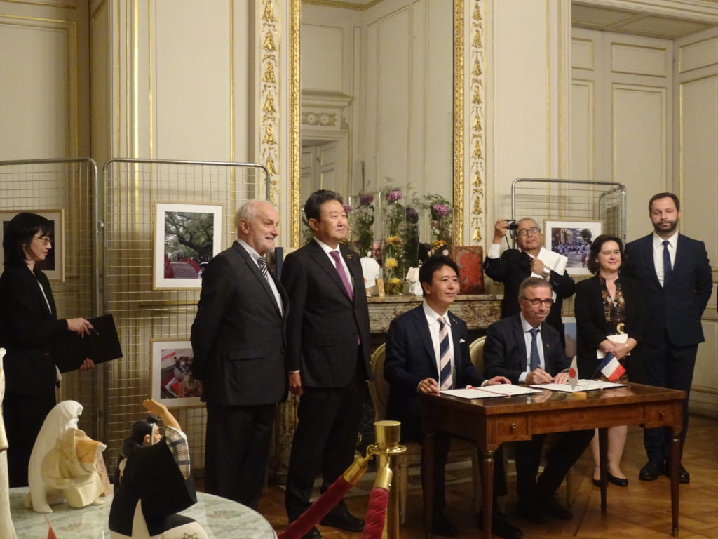 Les deux maires pour la signature des accords