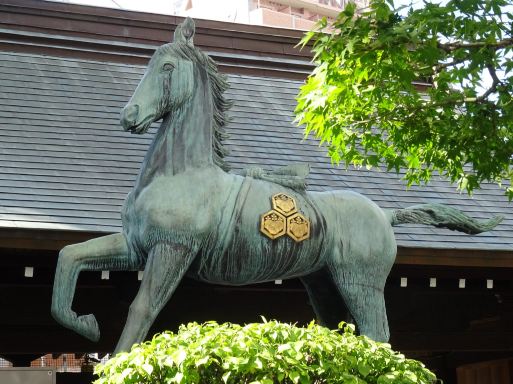 Sculpture de cheval dans le sanctuaire Kushida