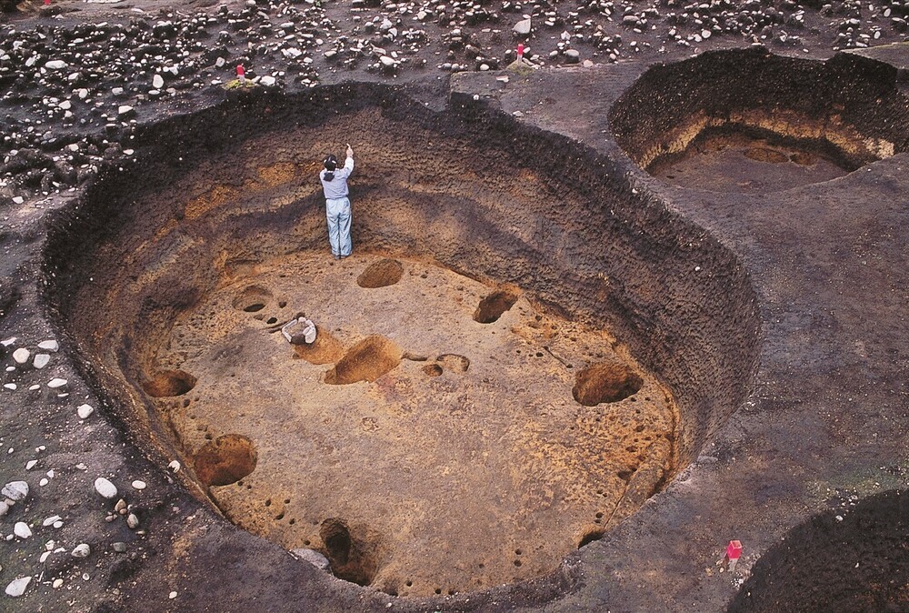 Photographie du site des fouilles archéologiques de fosses d'habitation à Ofune (UNESCO)