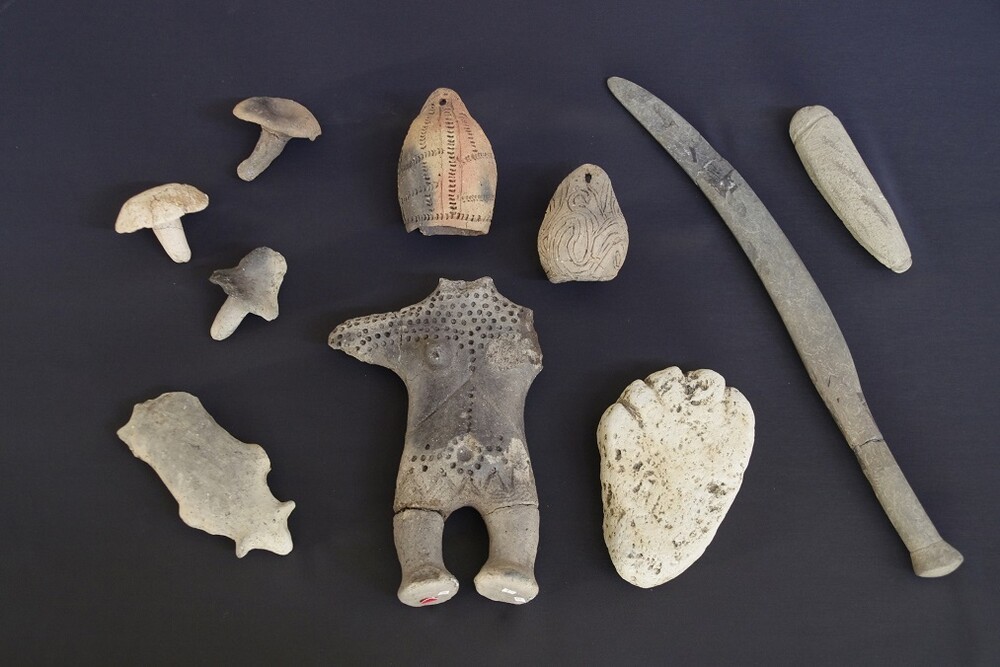 Photographie d'objets exhumés dans un cercle de pierre (UNESCO)